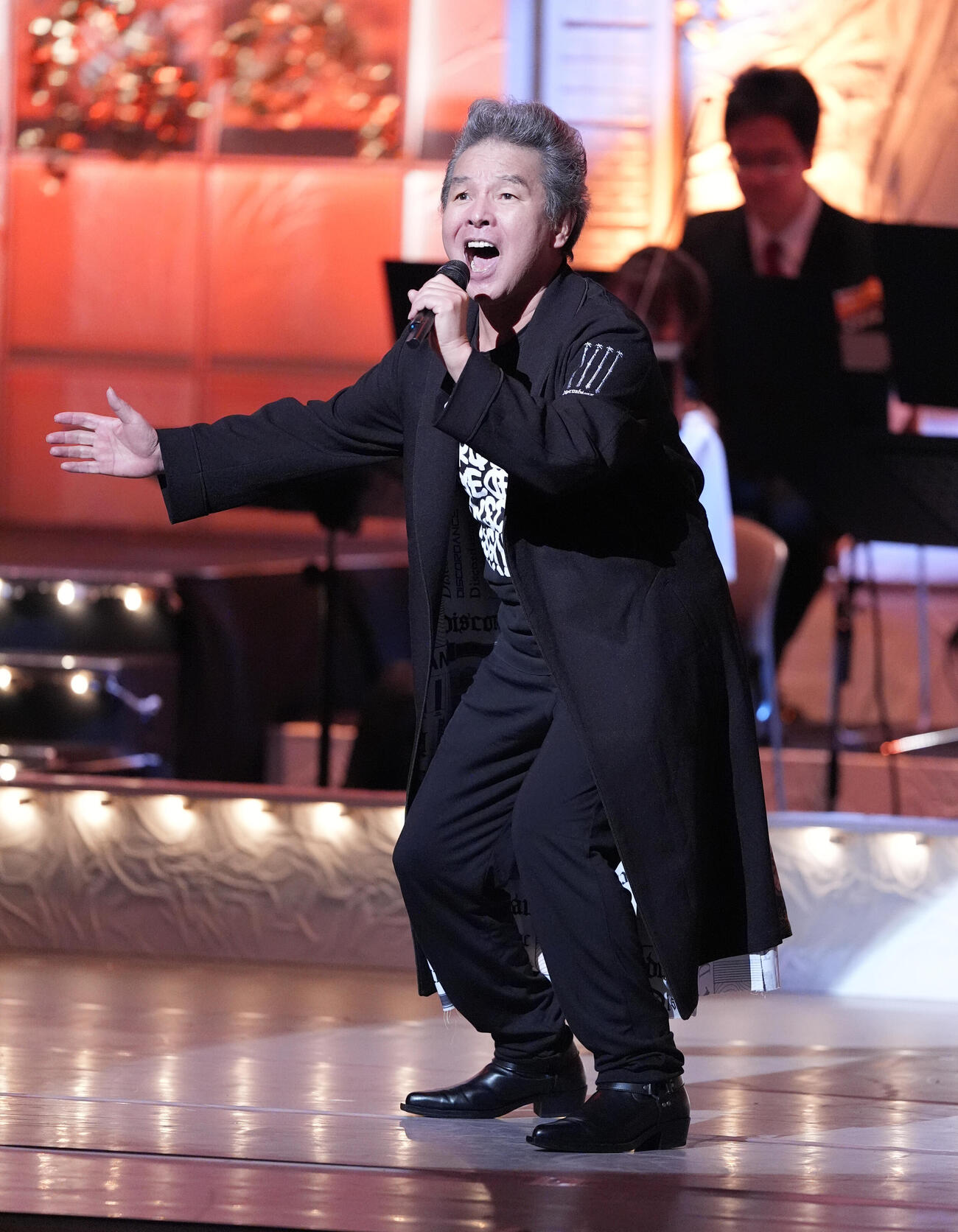 日本歌手協会「第53回歌謡祭」〜芸能の聖地・浅草の地から〜、で「あしたのジョー」を熱唱する尾藤イサオ（撮影・小沢裕）