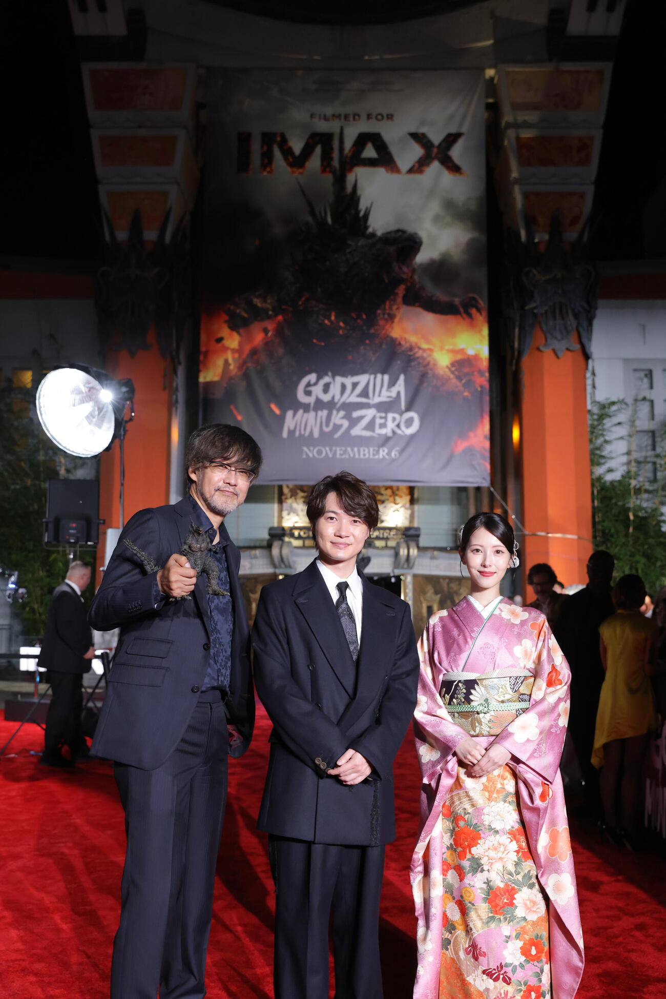 「ゴジラ－0.0」の米ロサンゼルスプレミアとレッドカーペットイベントに参加した、左から山崎貴監督、神木隆之介、浜辺美波（C）2026 TOHO