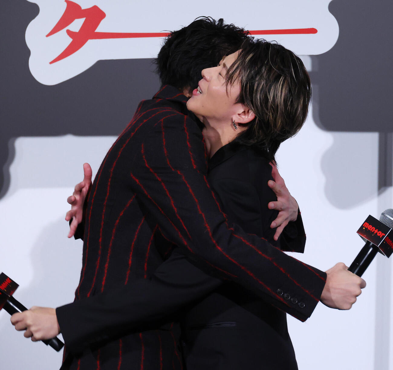 映画「mentor」舞台あいさつで磯村勇斗（左）とハグする末澤誠也（撮影・中島郁夫）