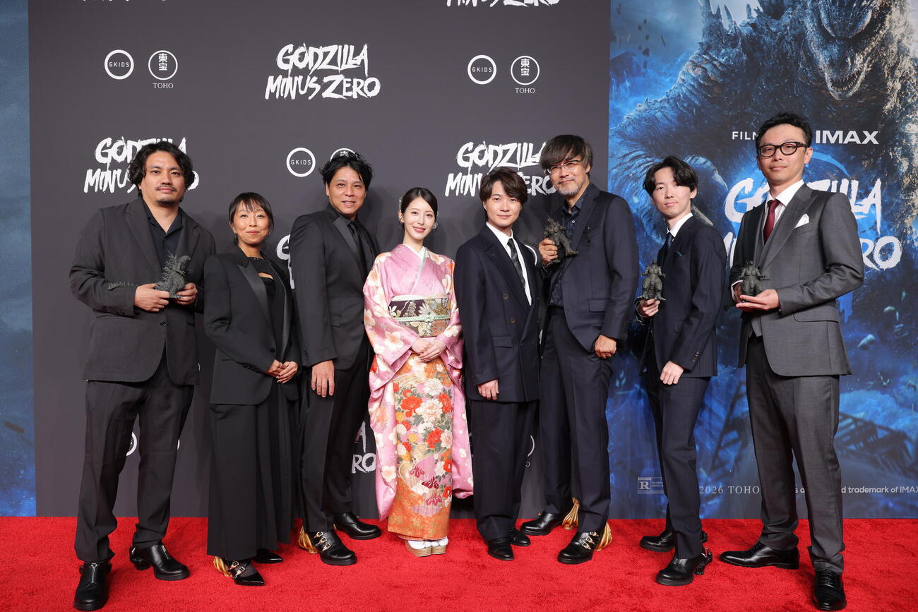 「ゴジラ－0.0」の米ロサンゼルスプレミアとレッドカーペットイベントに参加した、左から4人目から浜辺美波、神木隆之介、山崎貴監督ら（C）2026 TOHO