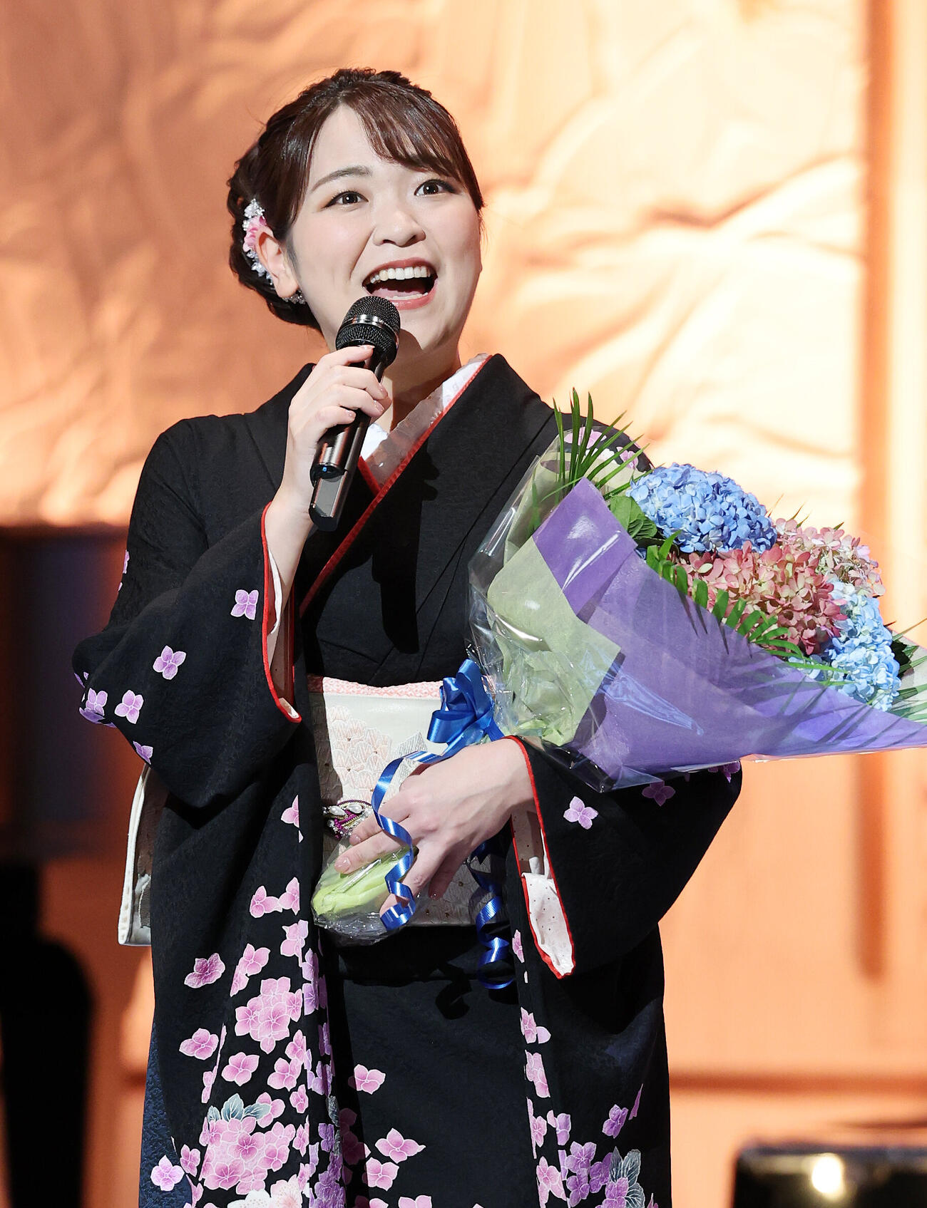 歌を披露する平山花羽（撮影・鈴木正人）