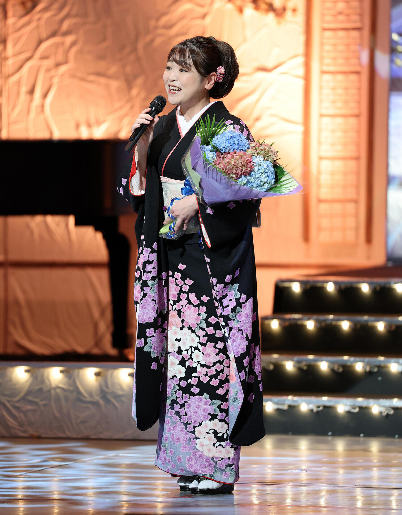 歌を披露する平山花羽（撮影・鈴木正人）