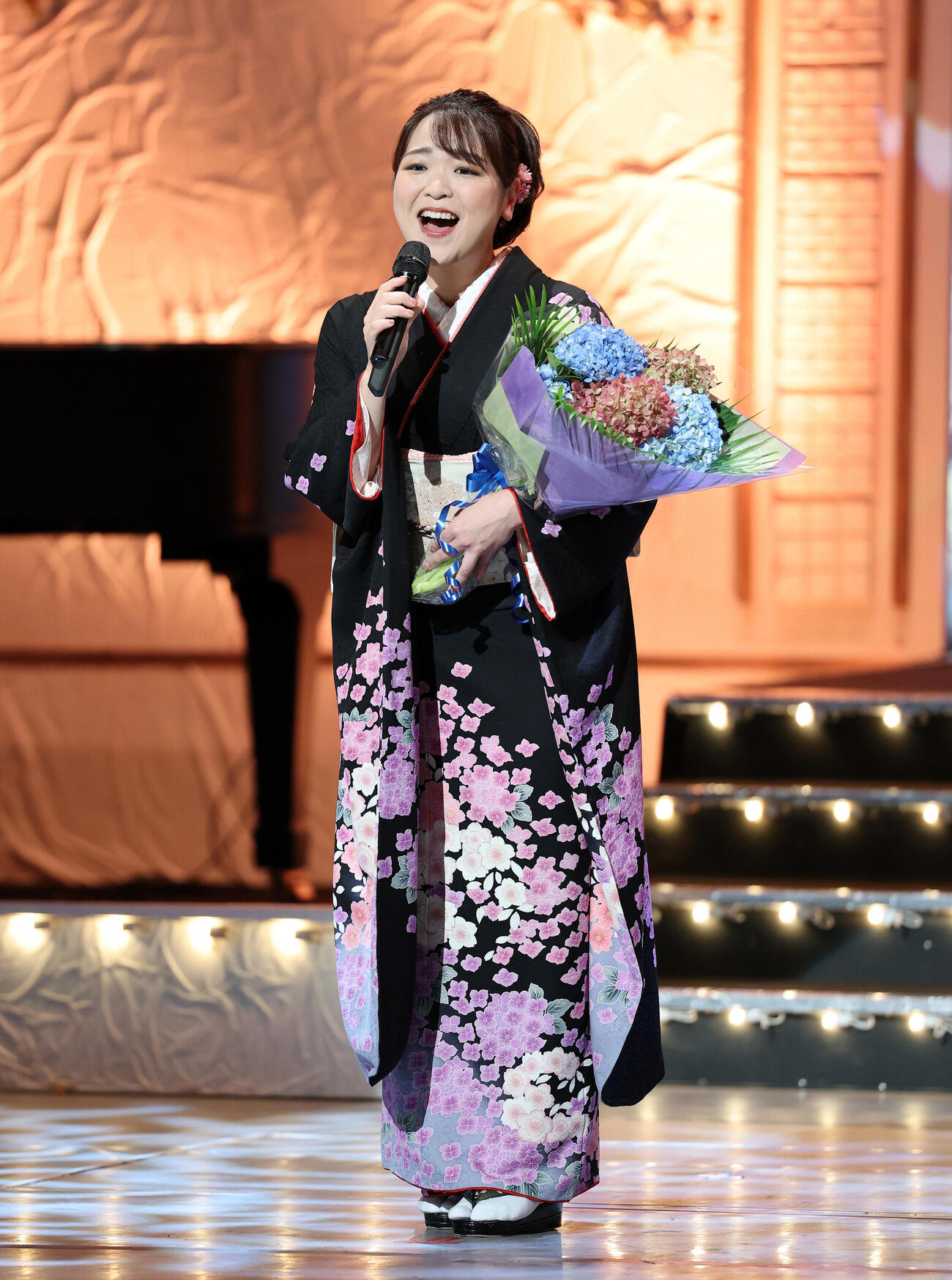 歌を披露する平山花羽（撮影・鈴木正人）