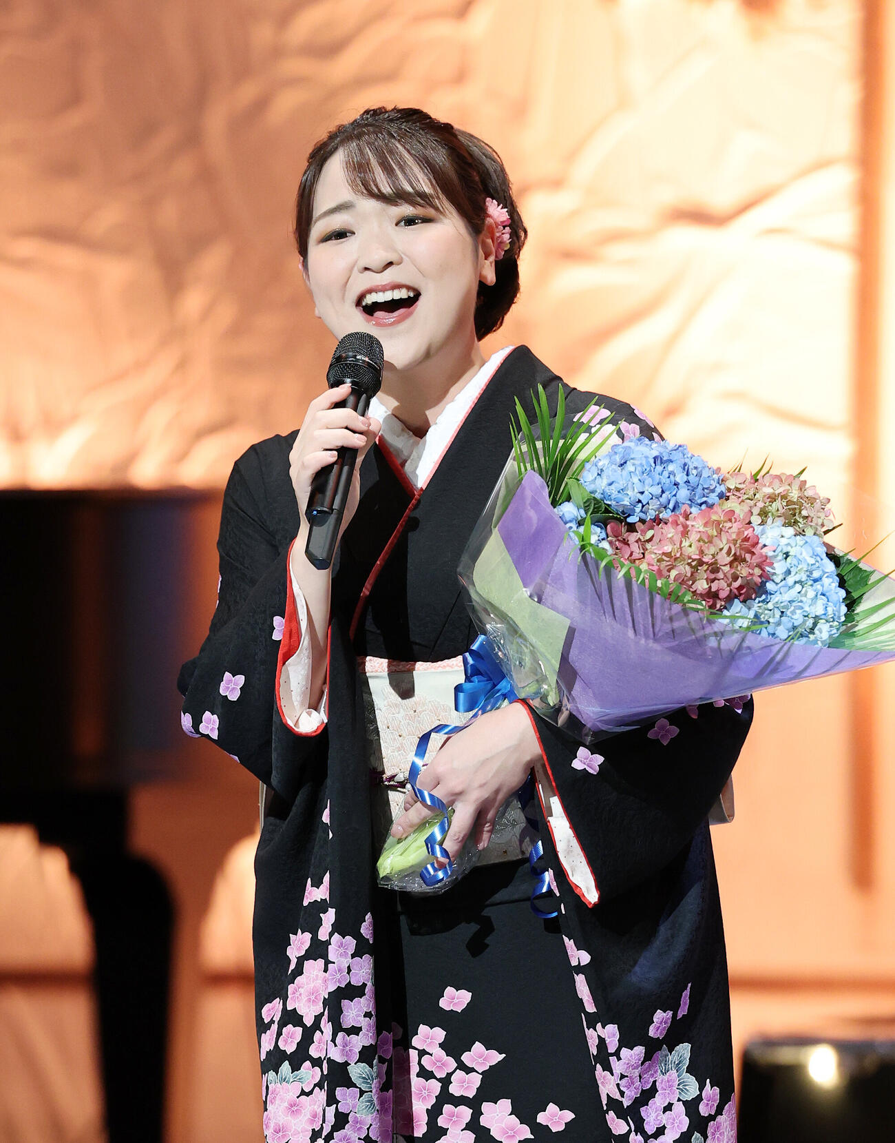 歌を披露する平山花羽（撮影・鈴木正人）