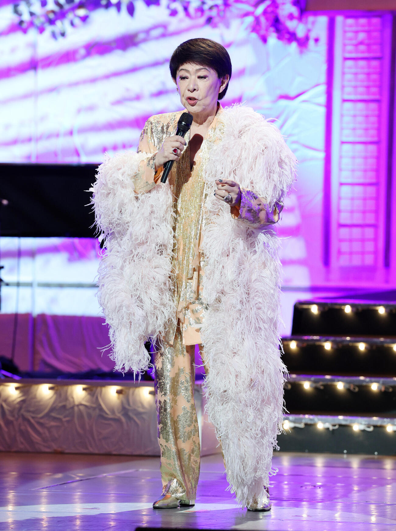 歌を披露する美川憲一（撮影・鈴木正人）
