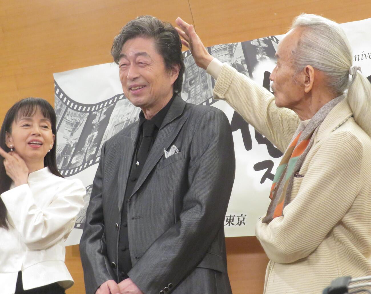 秋野太作（右）に髪をなでられる中村雅俊（中央）。左は岡田奈々