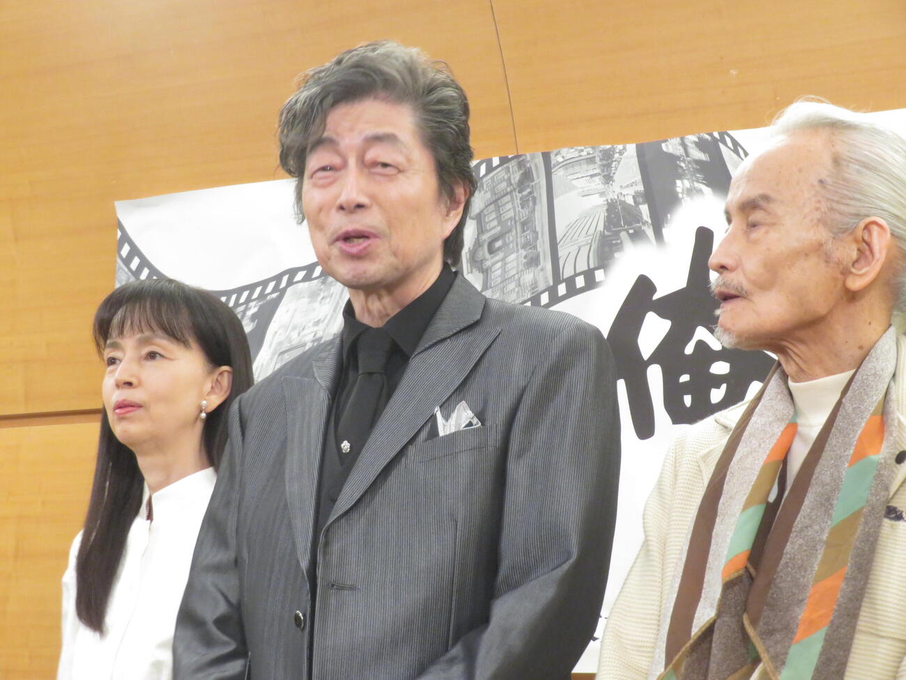 「The 51st anniversary　俺たちの旅　スペシャルコンサート」を開催した中村雅俊（中央）。左は岡田奈々、右が秋野太作