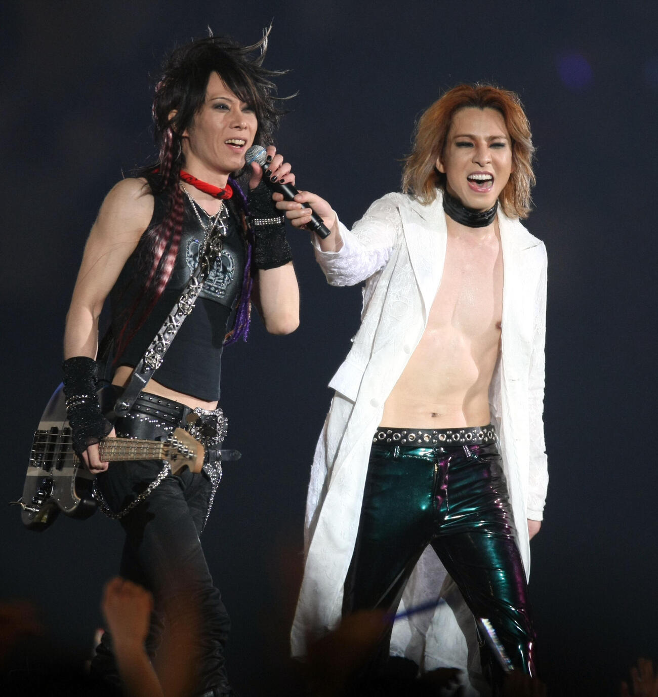 09年5月、東京ドーム公演で熱唱するX JAPANのHEATHさん（左）とYOSHIKI
