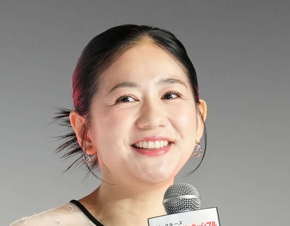 妻の関根麻里（2025年撮影）