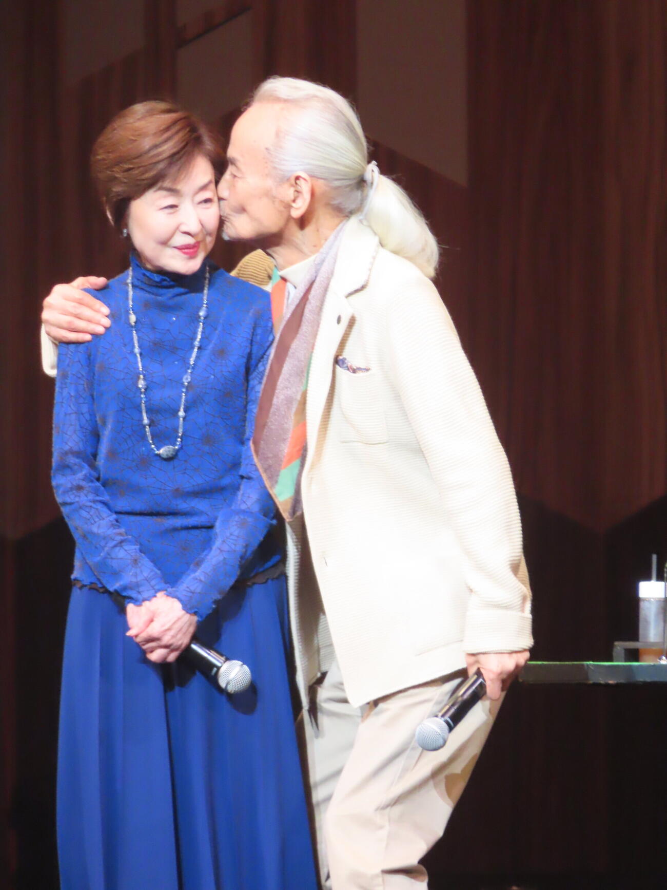 妻役だった上村香子（左）にキスする秋野太作