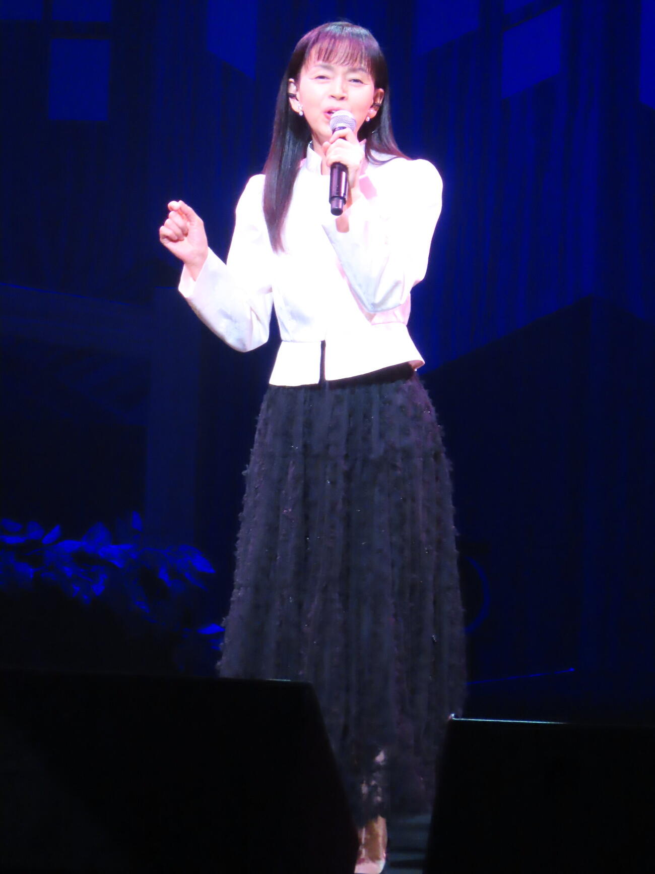 「俺たちの旅　スペシャルコンサート」で熱唱する岡田奈々