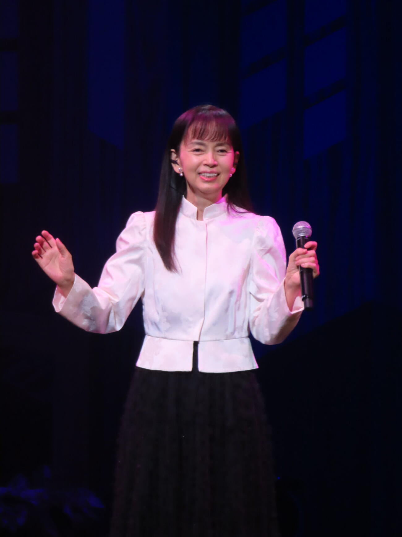 「俺たちの旅　スペシャルコンサート」で熱唱する岡田奈々