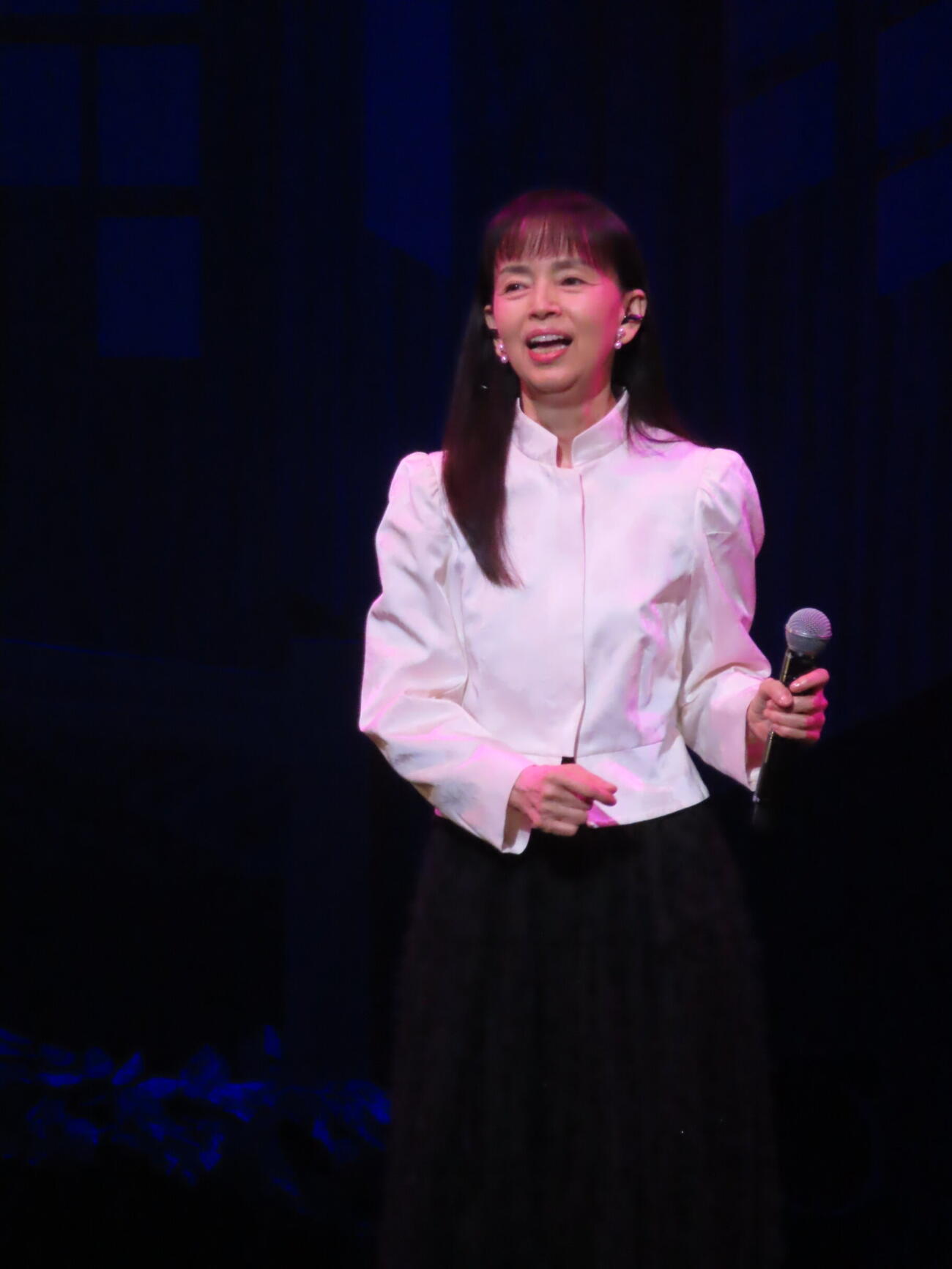 「俺たちの旅　スペシャルコンサート」で熱唱する岡田奈々