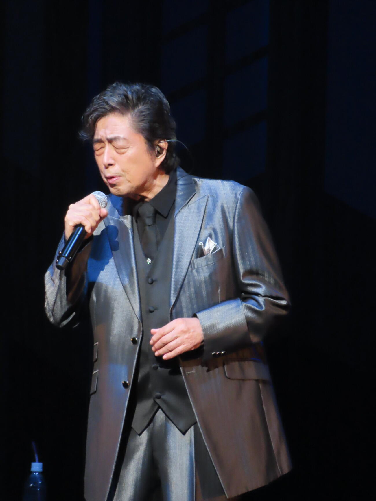 熱唱する中村雅俊