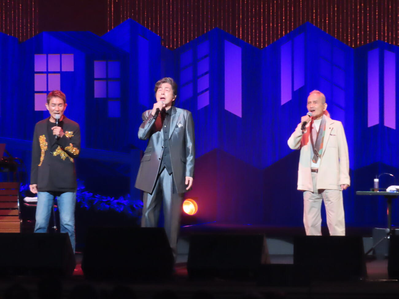「俺たちの旅　スペシャルコンサート」で熱唱する、左から田中健、中村雅俊、秋野太作