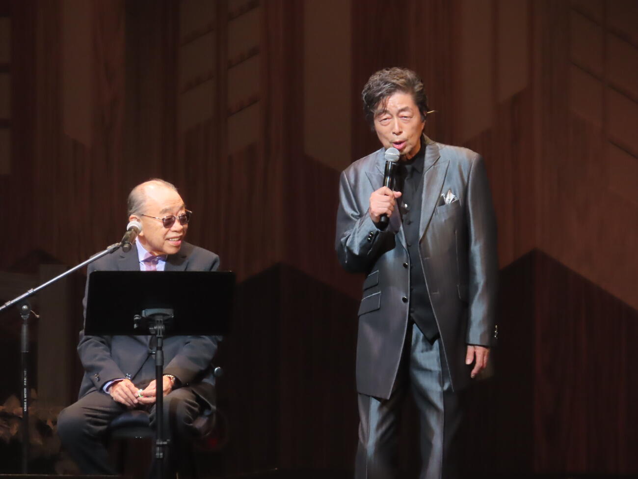 小椋佳（左）と中村雅俊