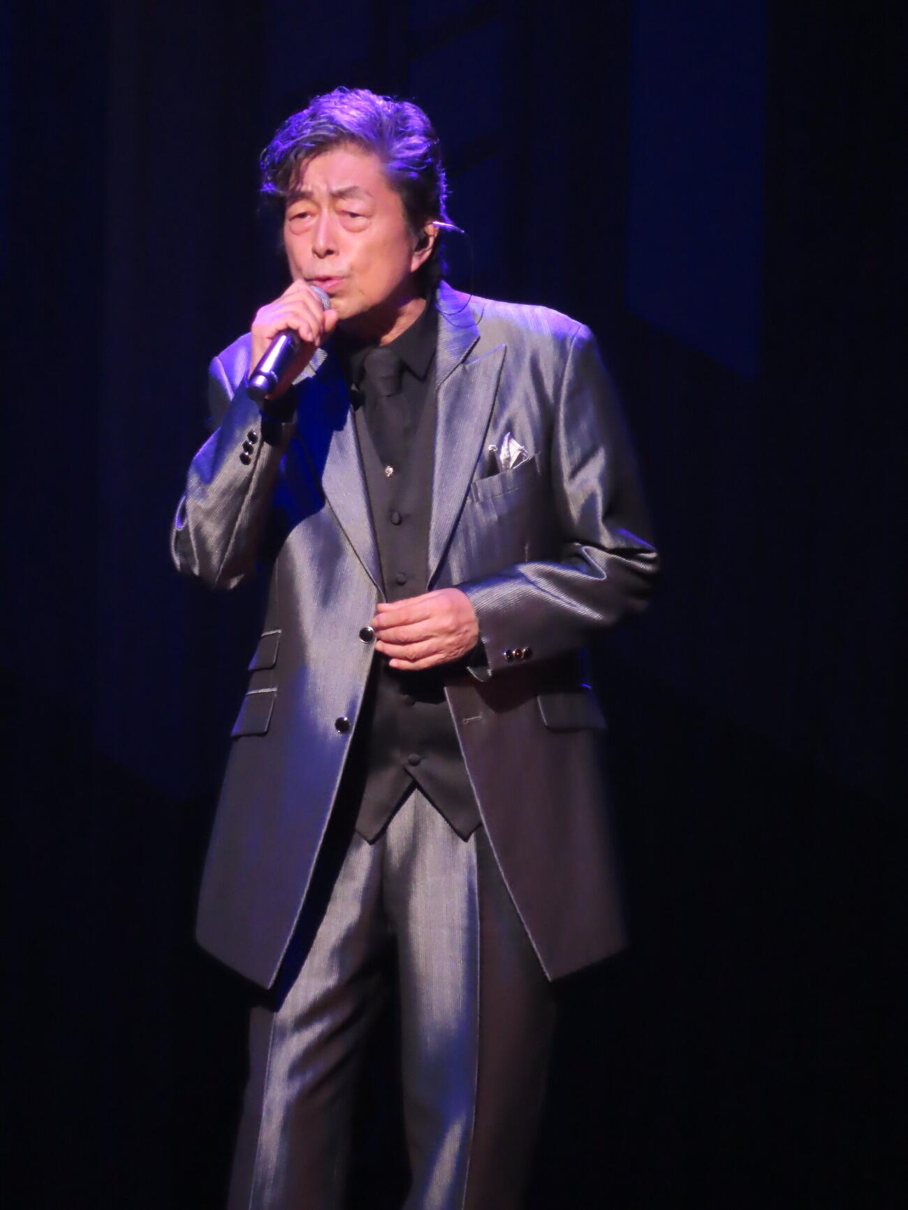 熱唱する中村雅俊