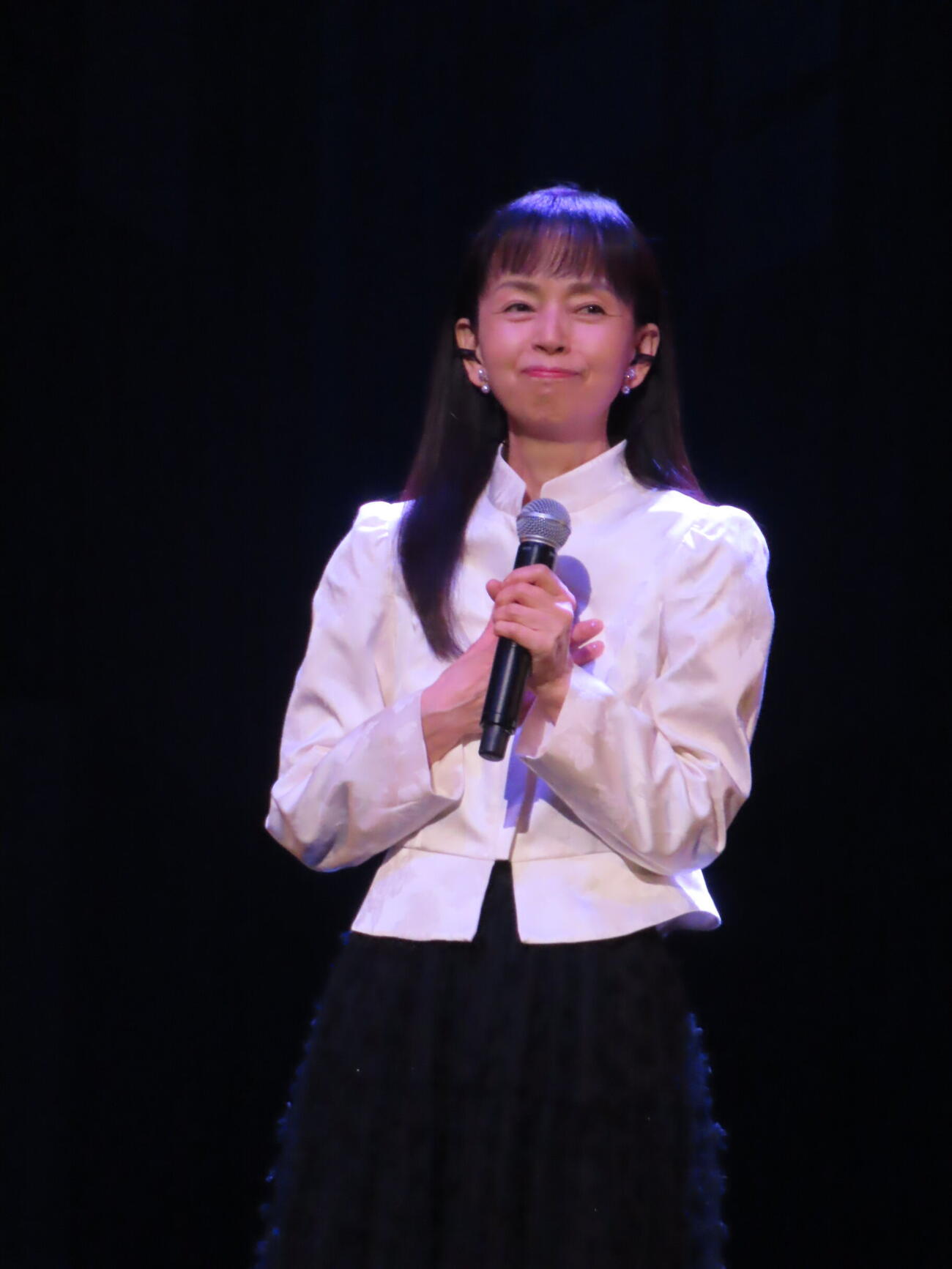 「俺たちの旅　スペシャルコンサート」で熱唱する岡田奈々