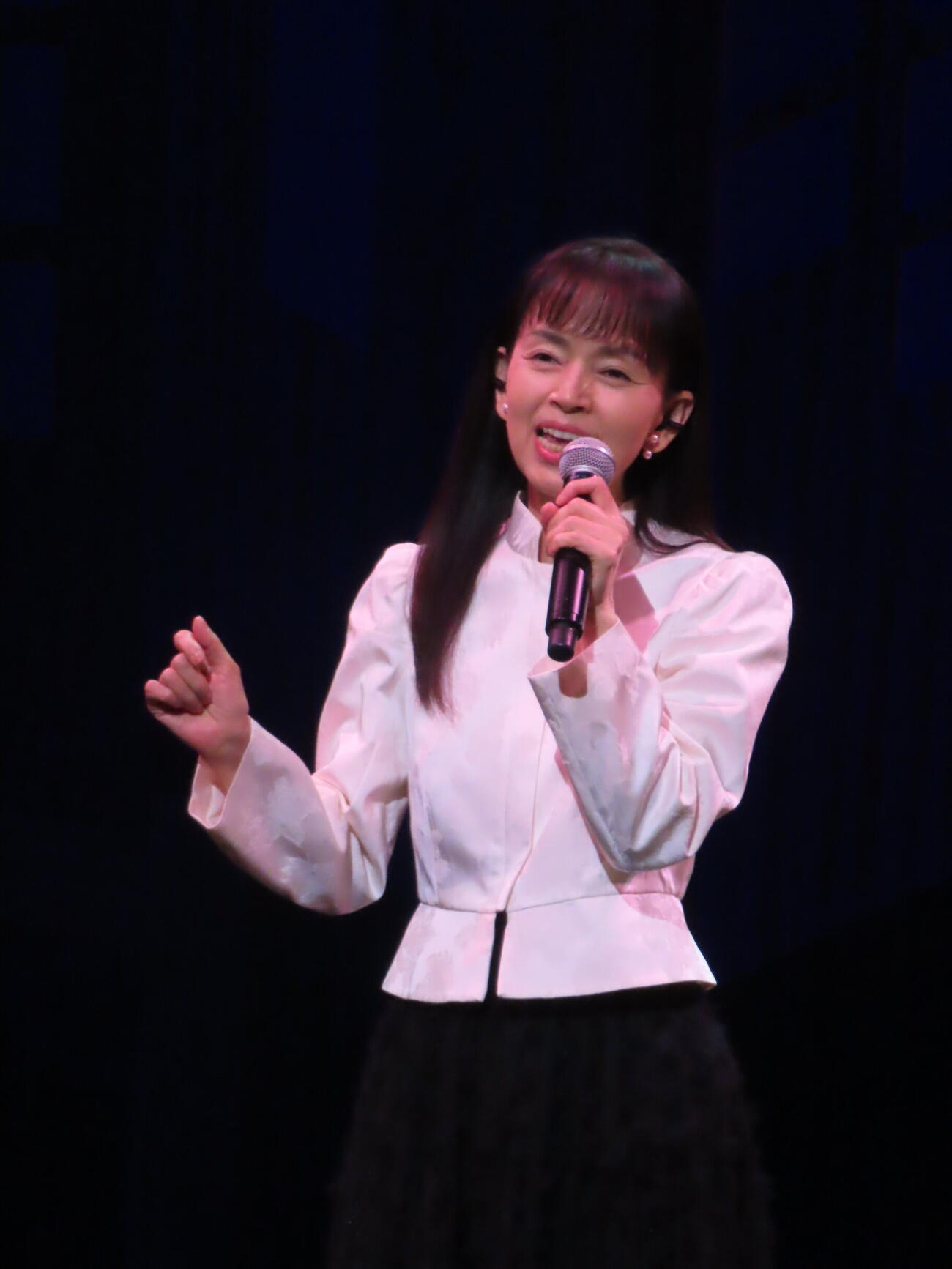 「俺たちの旅　スペシャルコンサート」で熱唱する岡田奈々