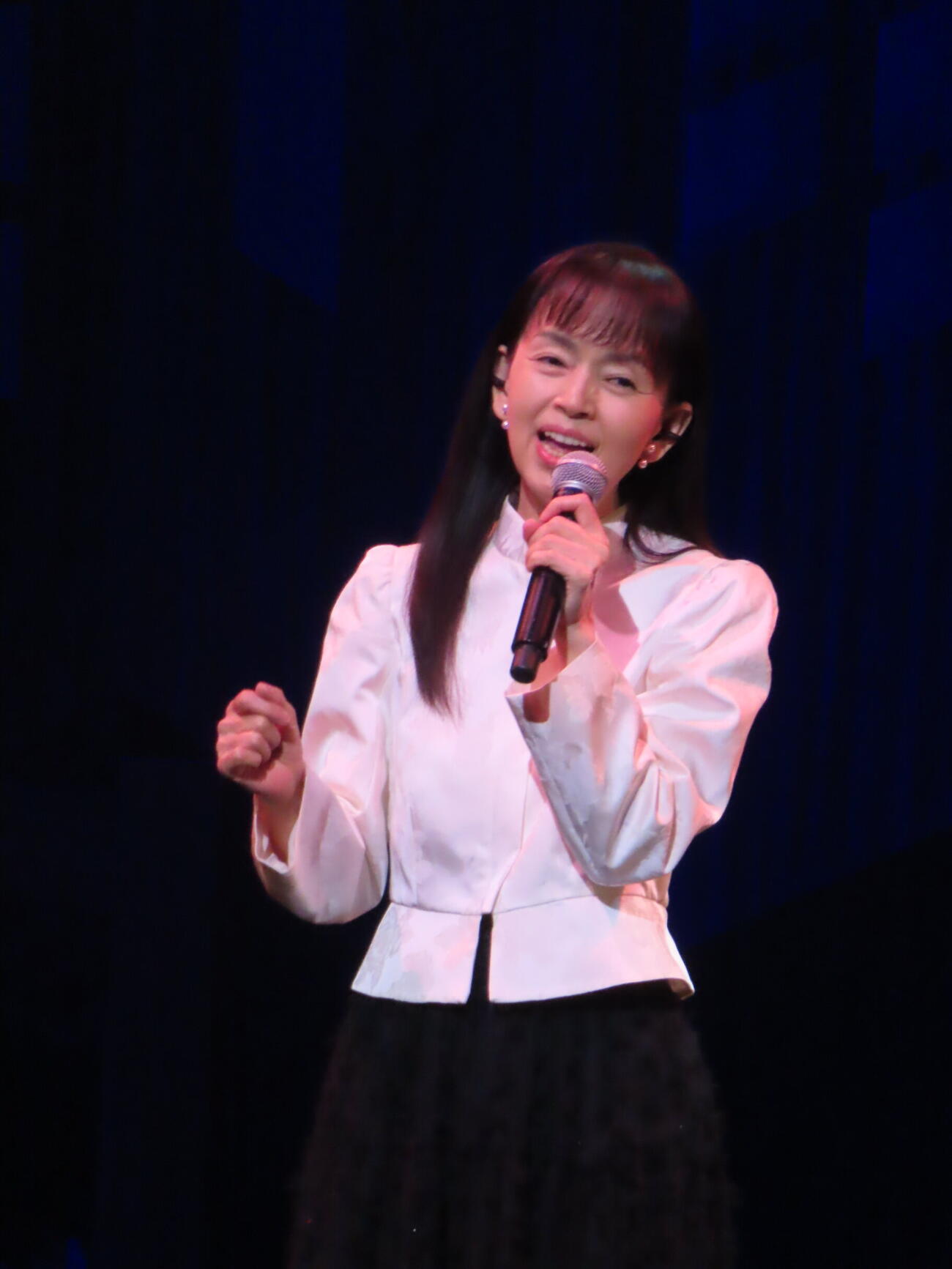 「俺たちの旅　スペシャルコンサート」で熱唱する岡田奈々