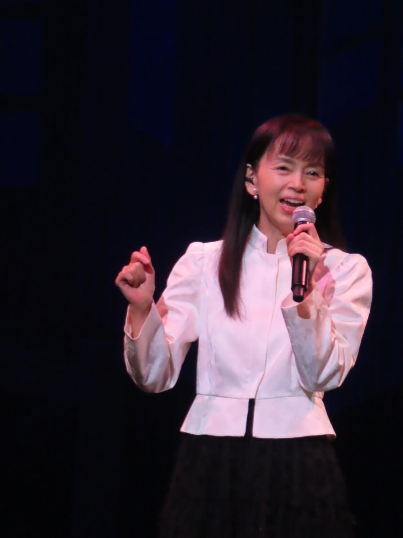 「俺たちの旅　スペシャルコンサート」で熱唱する岡田奈々