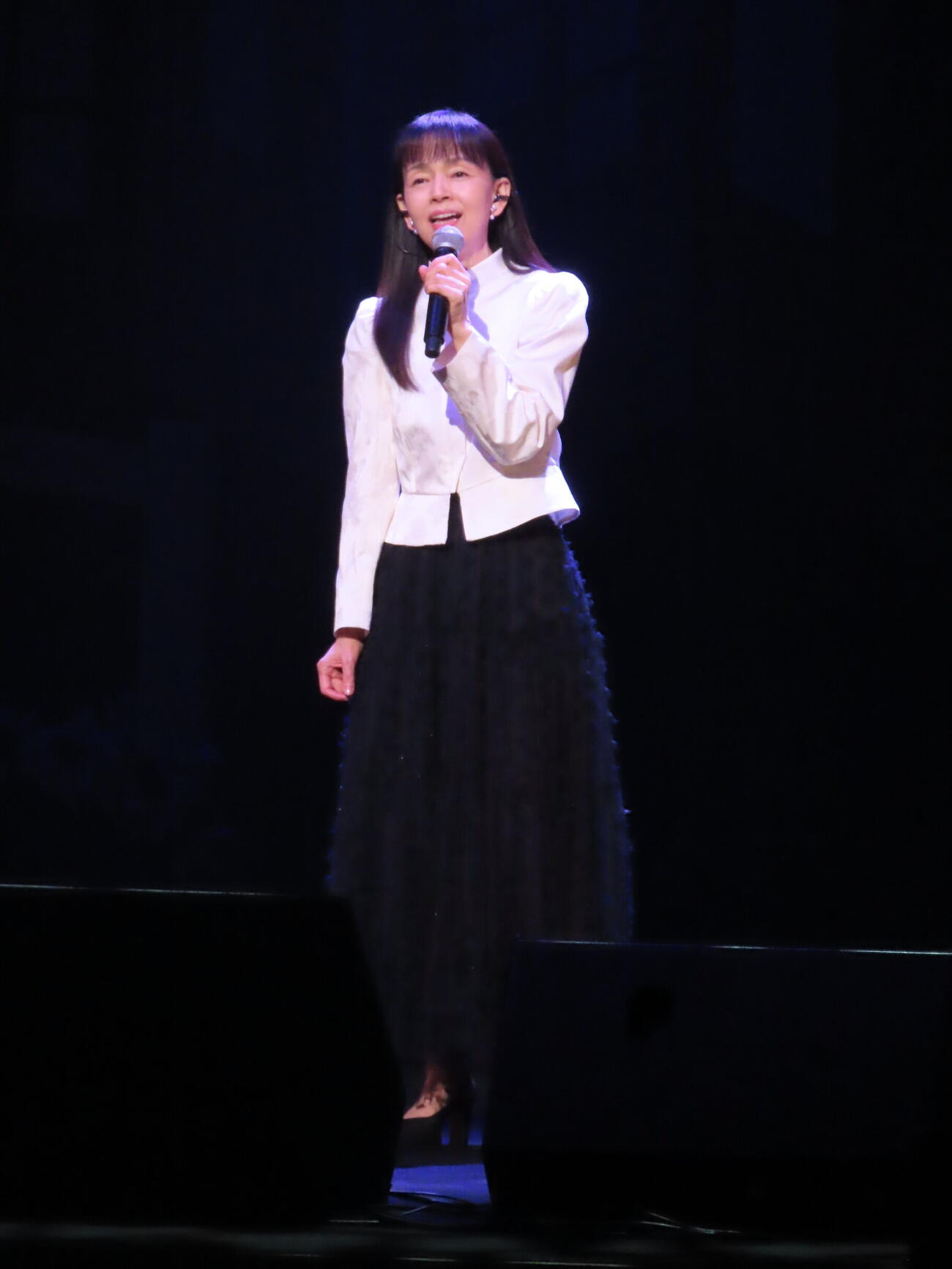「俺たちの旅　スペシャルコンサート」で熱唱する岡田奈々