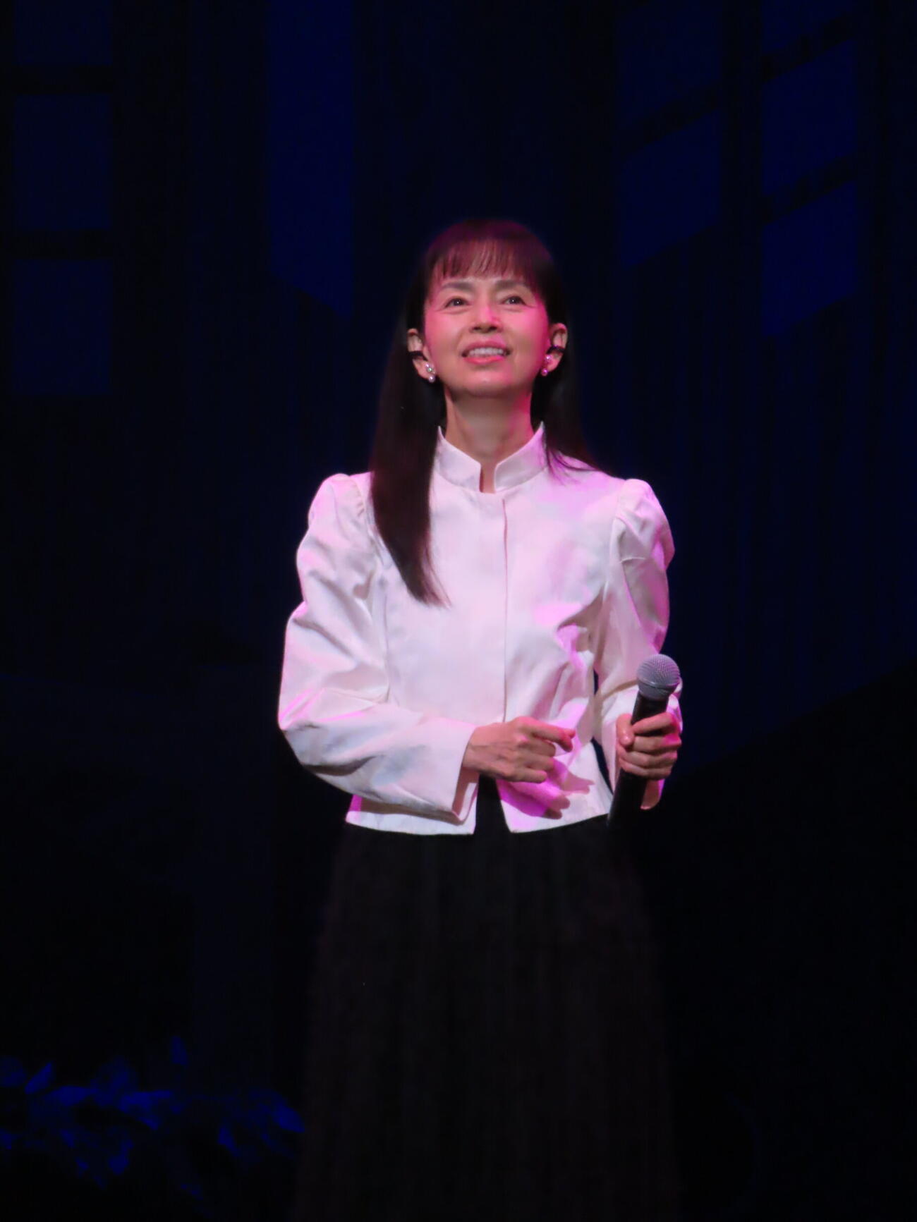 「俺たちの旅　スペシャルコンサート」で熱唱する岡田奈々
