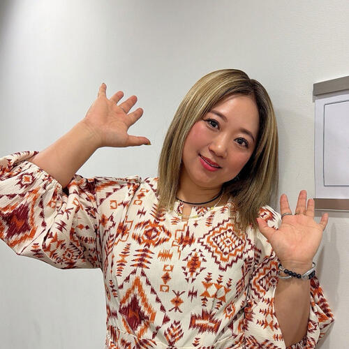 美奈子、メガネ姿公開し告白　小学生時「長袖の体操服着たら何かに負けるような気まで…」