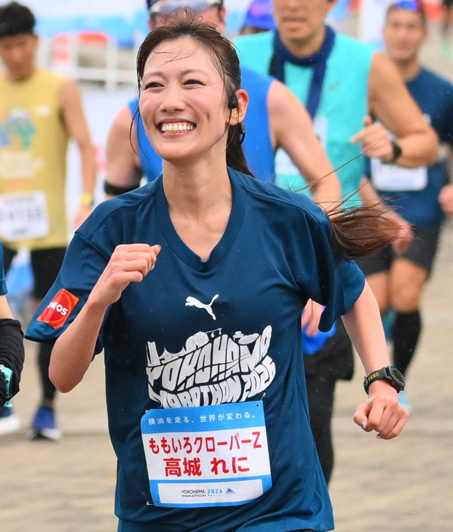 2026年10月25日、横浜マラソン2026でゴールに向かい走る高城れに