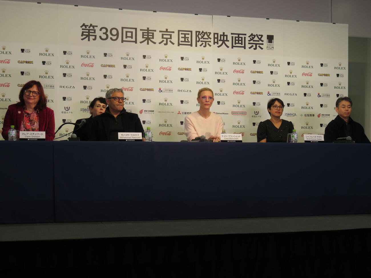 東京国際映画祭で開かれた「ディスプレイスメント・フィルム・ファンド」記者会見に出席した、左からクレア・スチュワート氏、モハマド・ラスロフ監督、ケイト・ブランシェット、シャフルバヌ・サダト監督、柳井康治氏（撮影・村上幸将）