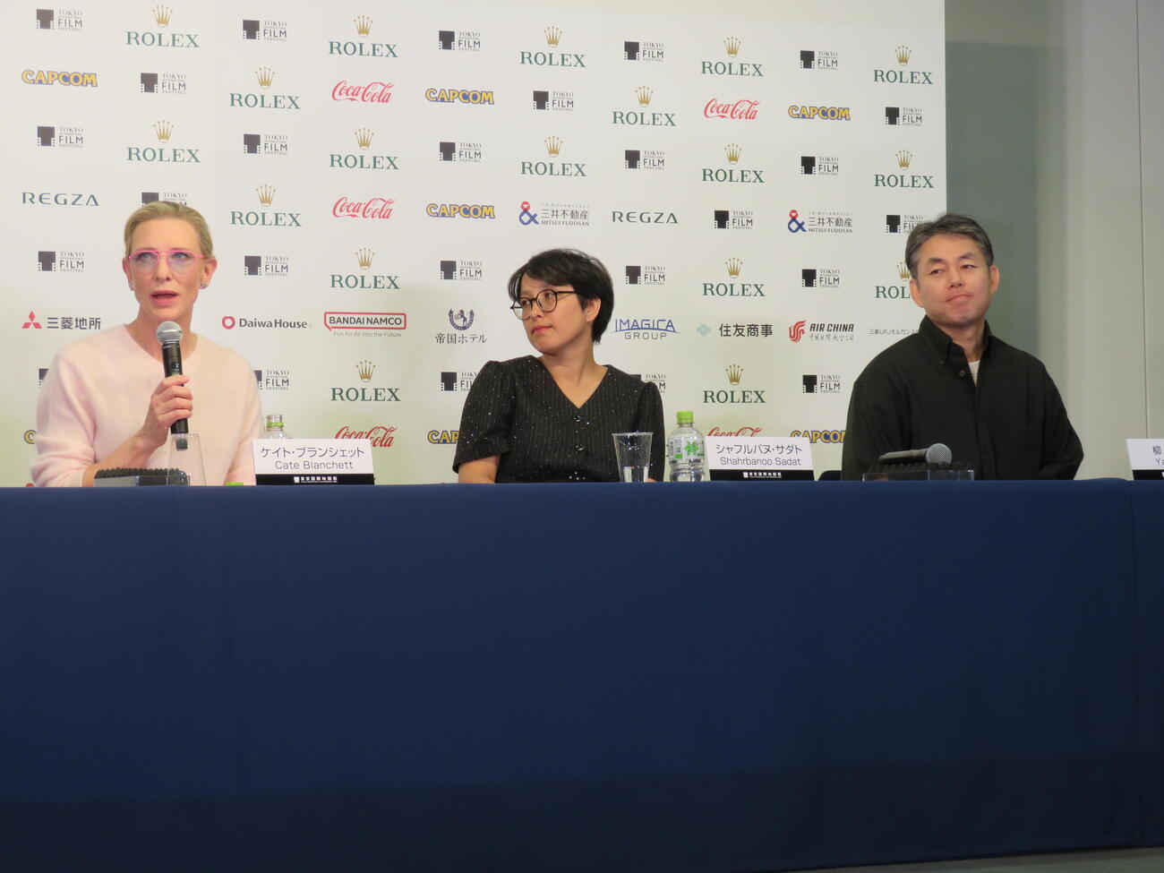 東京国際映画祭で開かれた「ディスプレイスメント・フィルム・ファンド」記者会見に出席した、左からケイト・ブランシェット、シャフルバヌ・サダト監督、柳井康治氏（撮影・村上幸将）