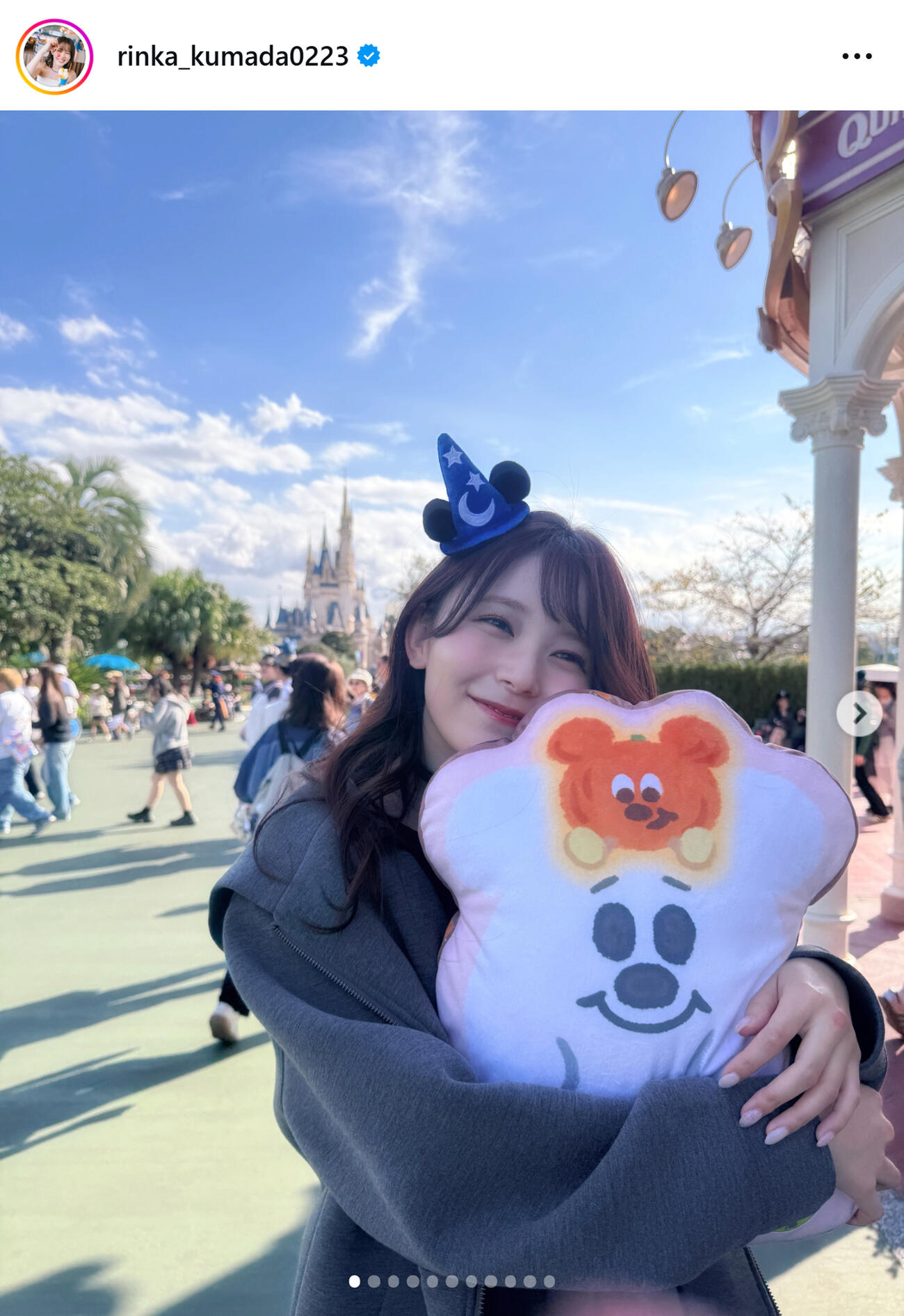 秋コーデでディズニーランドを訪れた久間田琳加（久間田琳加のインスタグラムから）