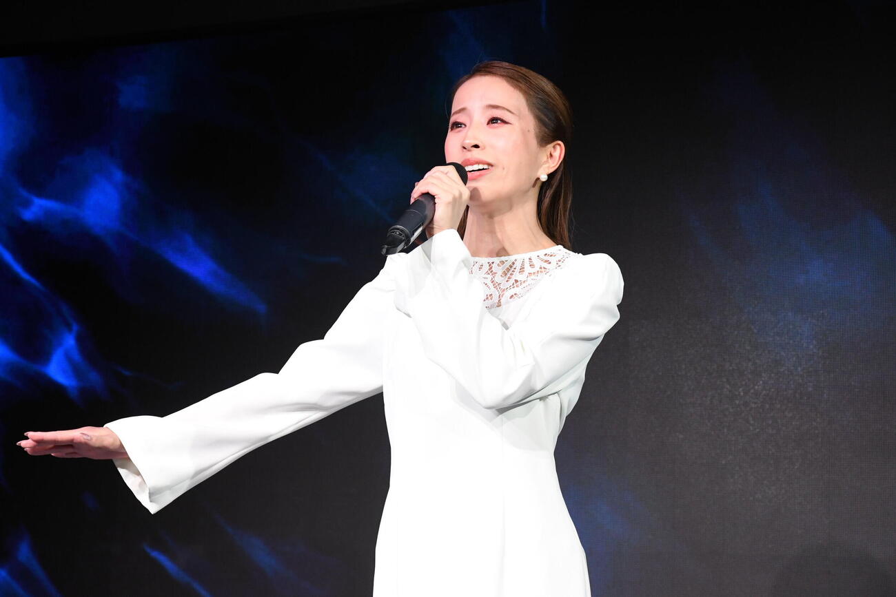 「浪華GRAND REVUE」の記者会見で歌うOSK日本歌劇団娘役トップスター千咲えみ（撮影・阪口孝志）