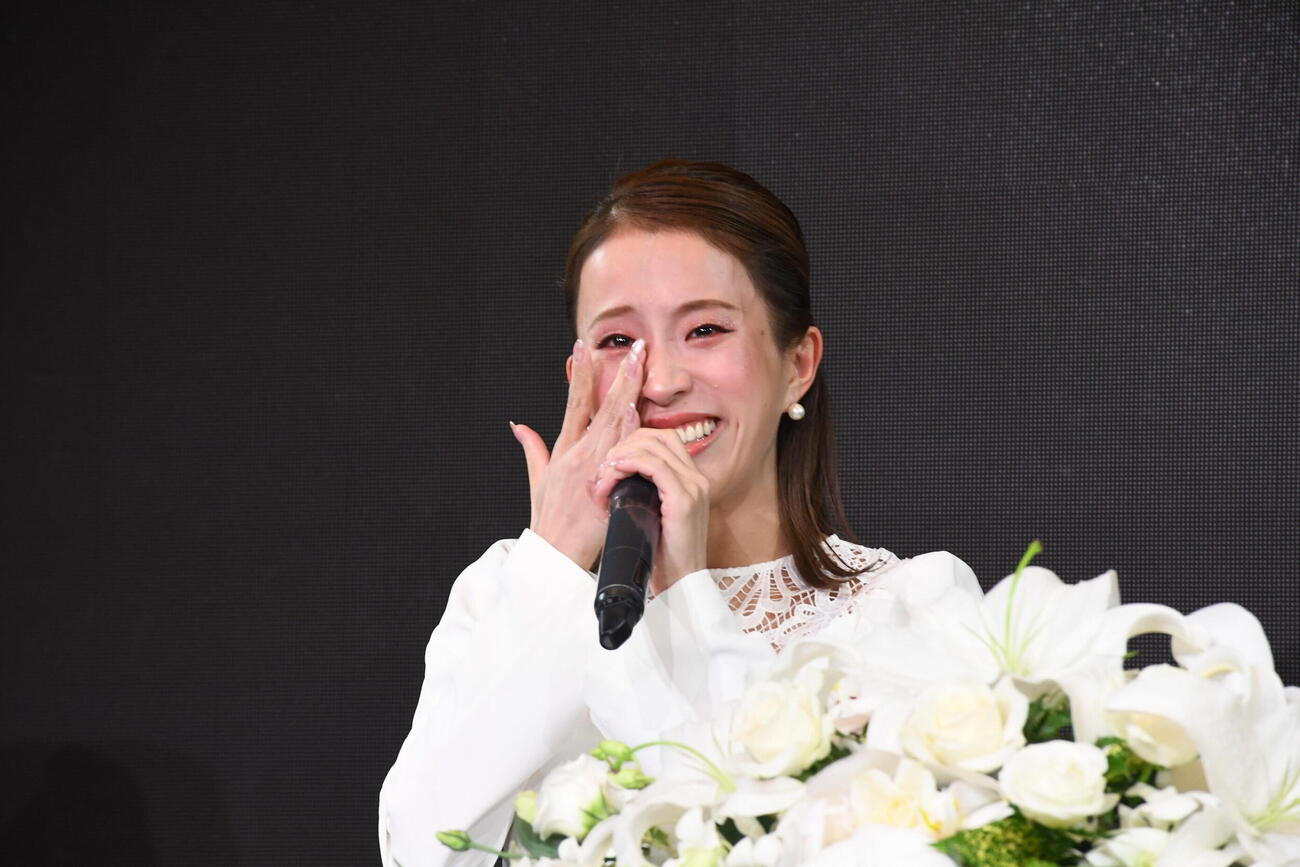 「浪華GRAND REVUE」の記者会見で涙を見せたOSK日本歌劇団娘役トップスター千咲えみ（撮影・阪口孝志）
