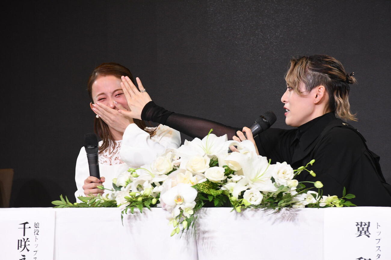 「浪華GRAND REVUE」の記者会見で涙を見せたOSK日本歌劇団娘役トップスター千咲えみ（左）をかばうトップスター翼和希（撮影・阪口孝志）