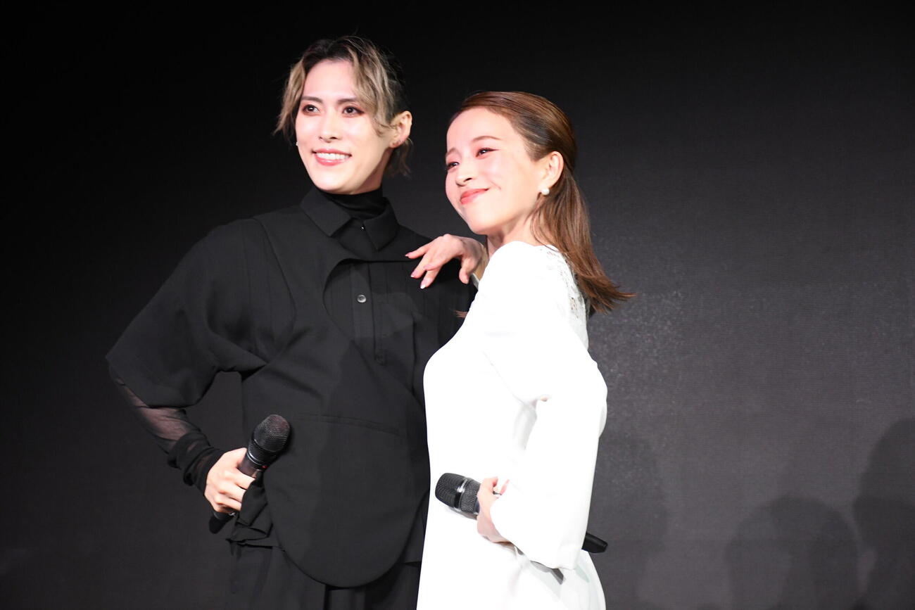 「浪華GRAND REVUE」の記者会見で歌うOSK日本歌劇団トップスター翼和希（左）と娘役トップスター千咲えみ（撮影・阪口孝志）