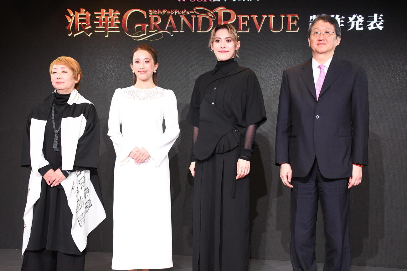 「浪華GRAND REVUE」の記者会見に出席した、左から、北林佐和子氏、OSK日本歌劇団娘役トップスター千咲えみ、翼和希、山村友五郎氏（撮影・阪口孝志）