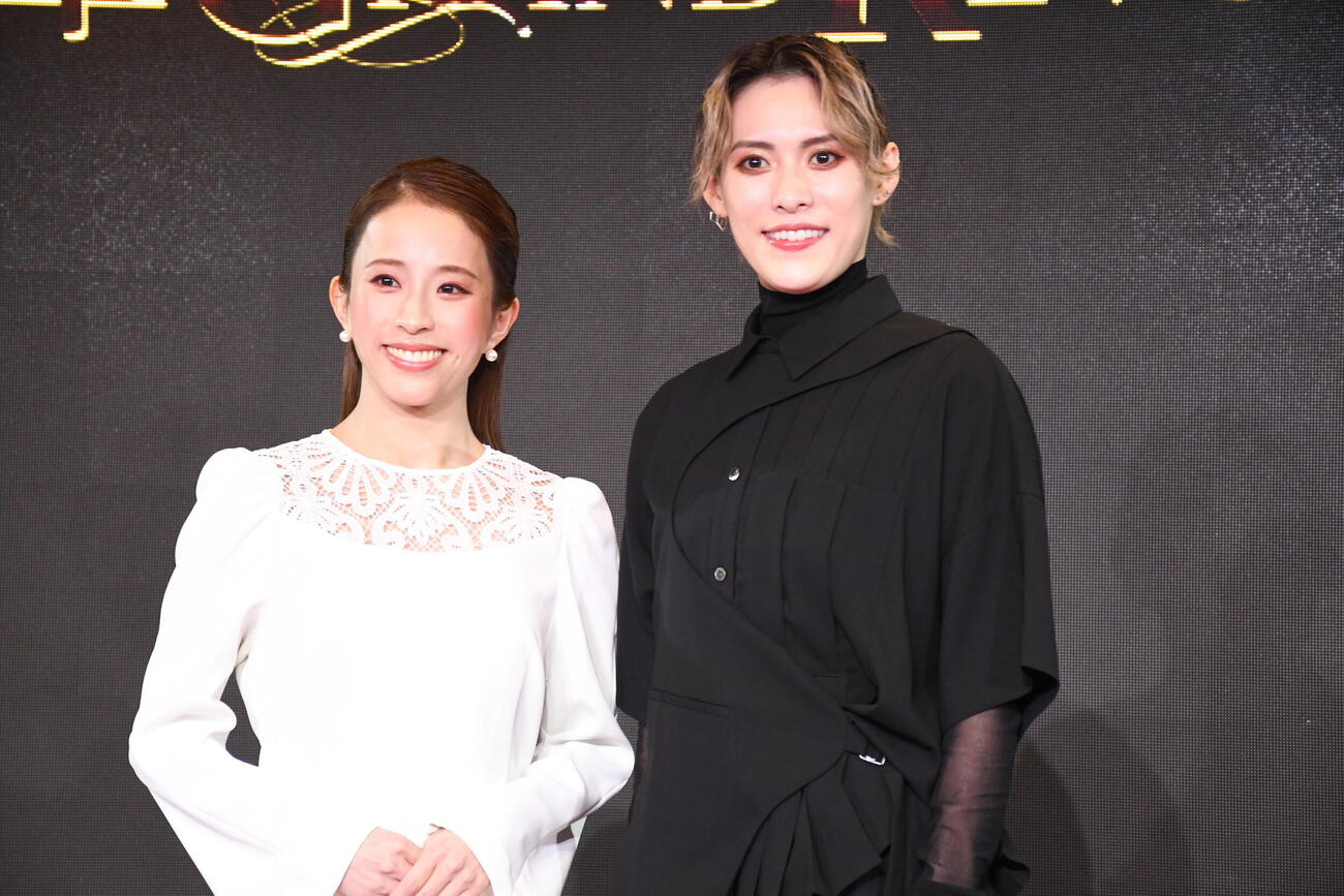「浪華GRAND REVUE」の記者会見に出席したOSK日本歌劇団トップスター翼和希（右）と娘役トップスター千咲えみ（撮影・阪口孝志）