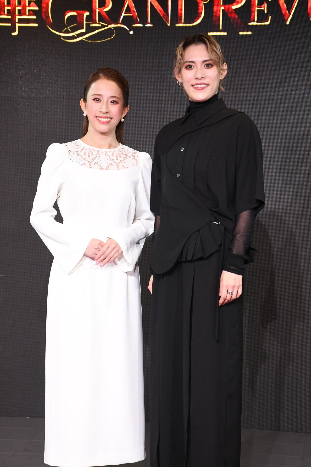 「浪華GRAND REVUE」の記者会見に出席したOSK日本歌劇団トップスター翼和希（右）と娘役トップスター千咲えみ（撮影・阪口孝志）