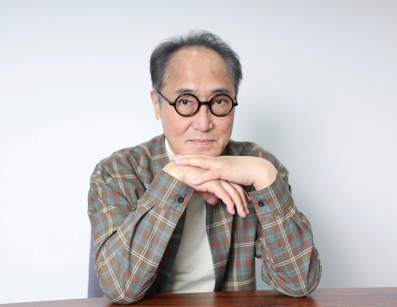 小泉八雲朗読の調べ「思ひ出の記～セツが語ったヘルンの怪談～」に出演する佐野史郎はまっすぐな目でカメラを見つめる（撮影・増田悦実）