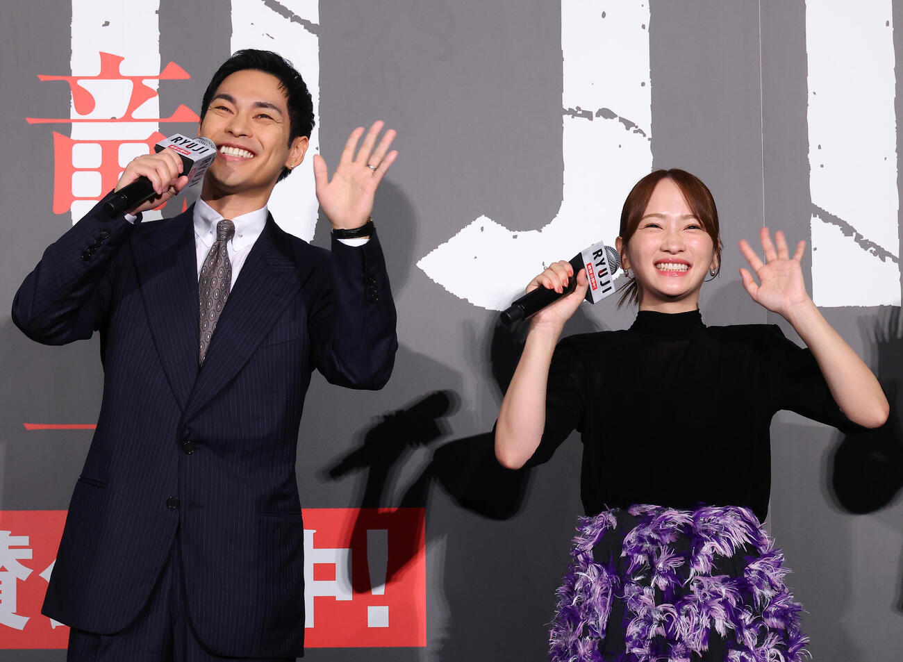 映画「RYUJI　竜二」舞台あいさつを行う柳楽優弥（左）と川栄李奈（撮影・中島郁夫）