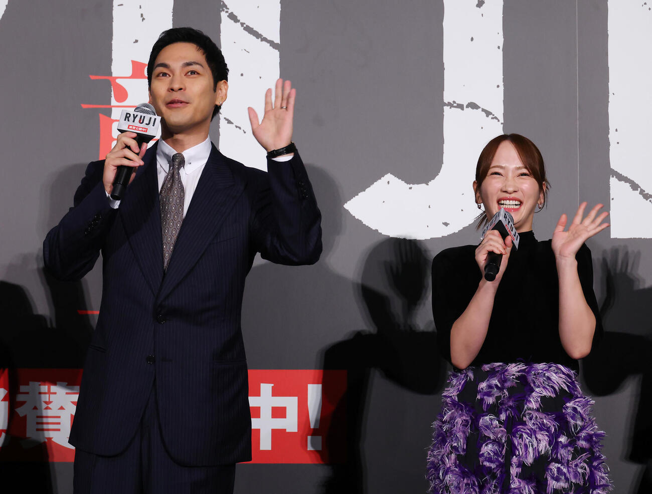 映画「RYUJI　竜二」舞台あいさつを行う柳楽優弥（左）と川栄李奈（撮影・中島郁夫）