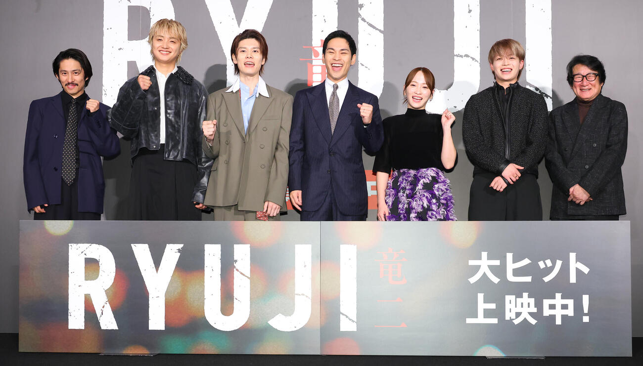 映画「RYUJI　竜二」舞台あいさつを行う、左から三宅健、JUNON、萩原利久、柳楽優弥、川栄李奈、RYUKI、水田伸生監督（撮影・中島郁夫）