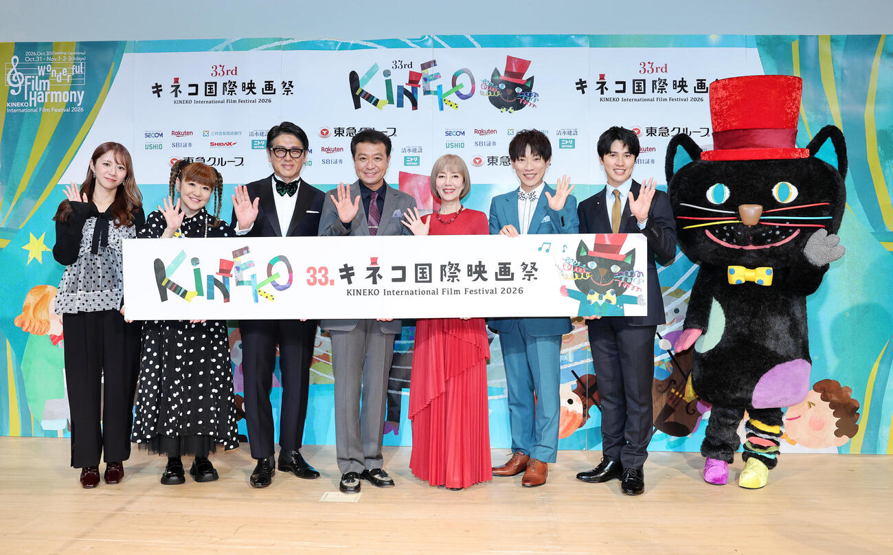 笑顔で手を振る、左から槙田紗子、かないみか、高橋克典、中山秀征、戸田恵子、横山だいすけ、土屋神葉、キネコ（撮影・鈴木正人）