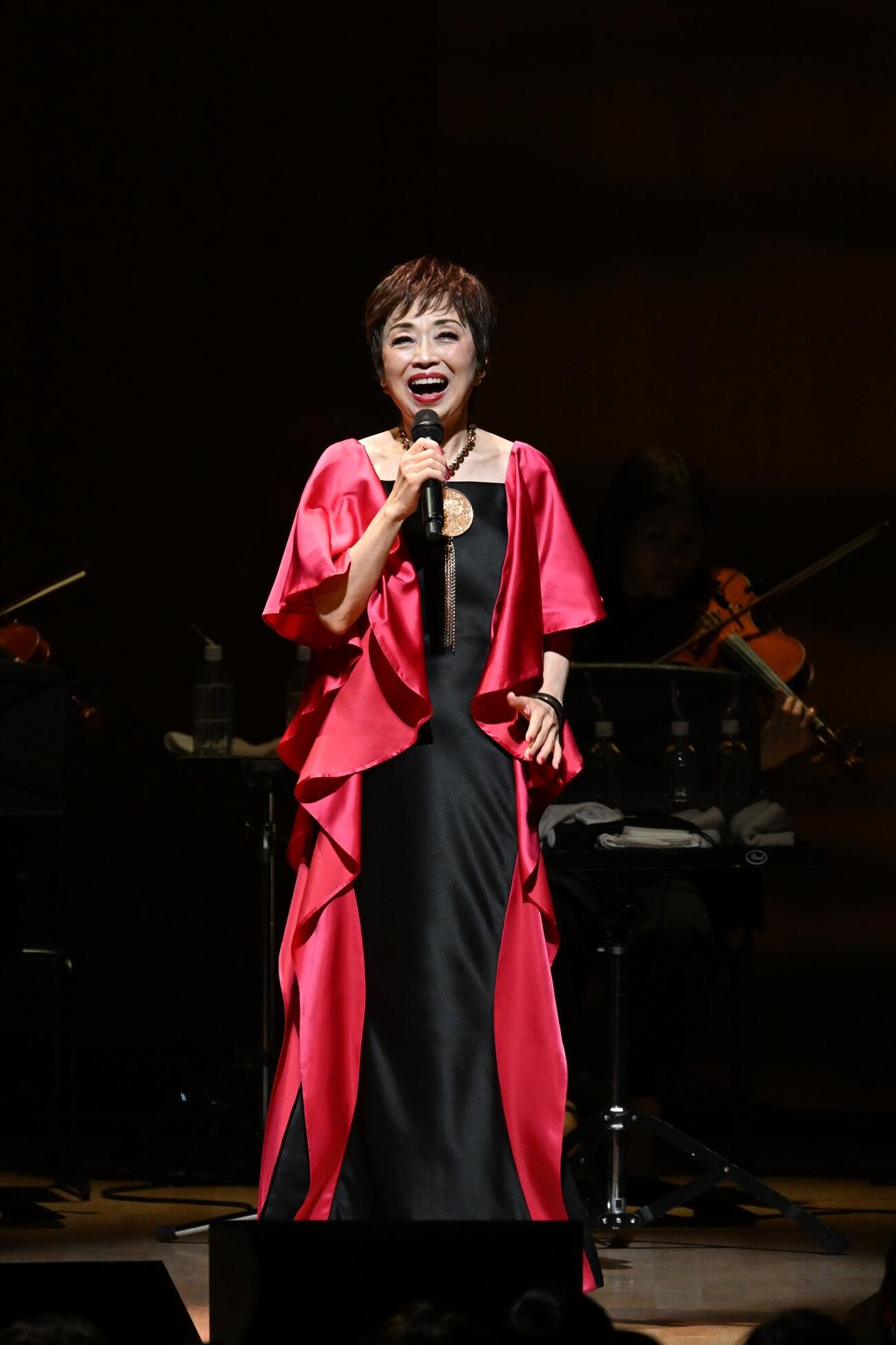 全国ツアーファイナル東京公演で歌うクミコ（C）中嶌英雄