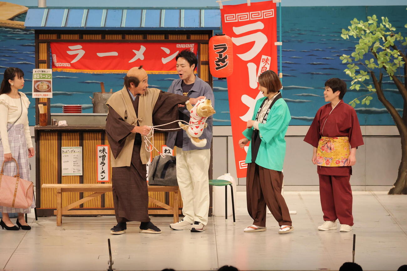 「吉本新喜劇まつり2026」に出演した山田花子（右から1人目）