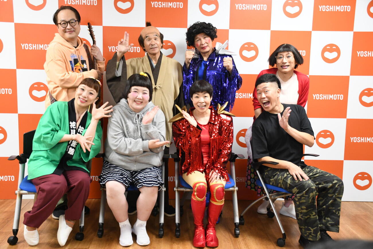 「吉本新喜劇まつり2026」に出演した、前列左から、森田まりこ、酒井藍、山田花子、吉田裕、後列左から、松浦真也、間寛平、アキ、すっちー（撮影・阪口孝志）