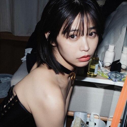 元一般企業広報コスプレーヤー、衝撃的な黒い超ハイレグ姿添え「ハイレグ天国」写真集重版報告