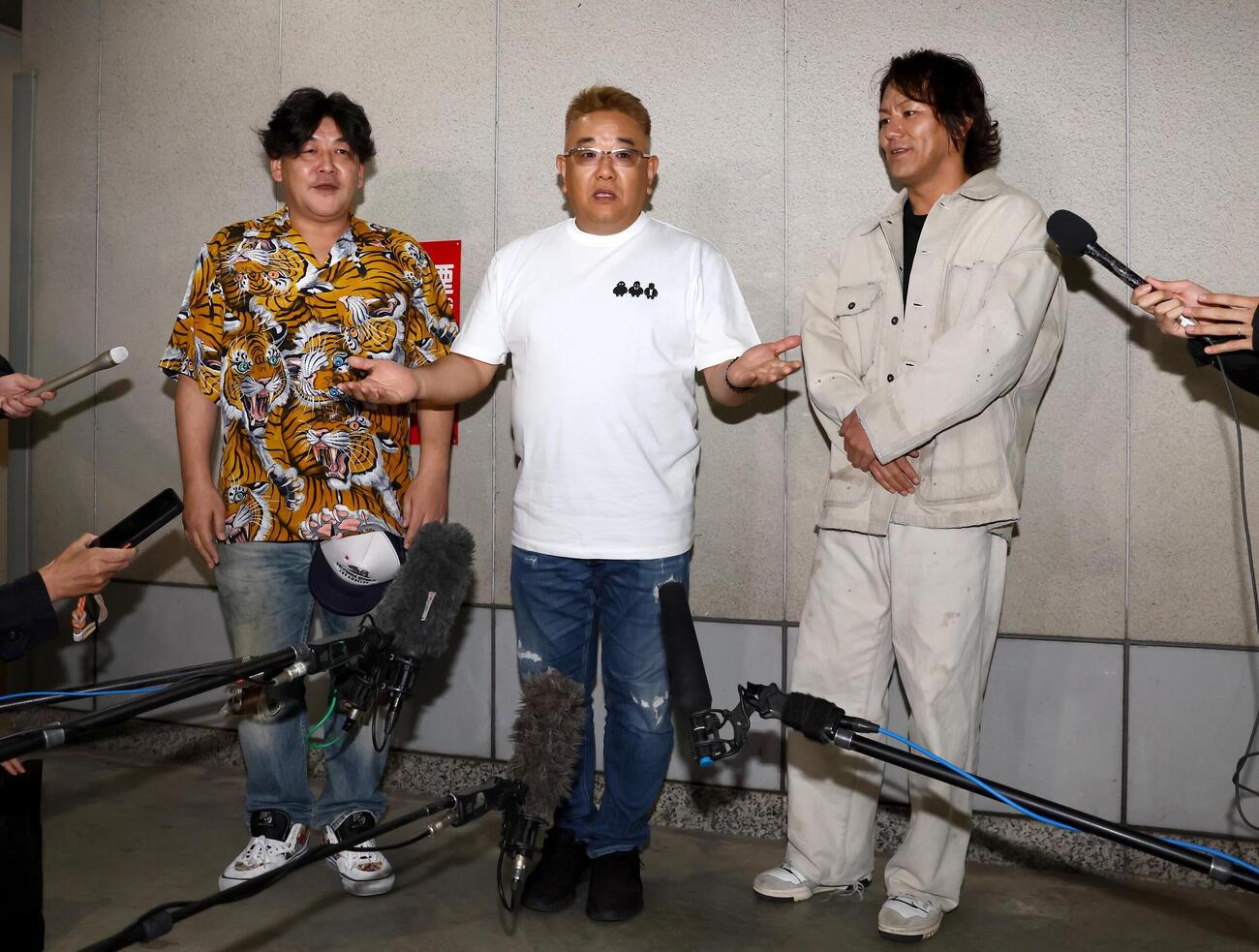 ラジオ放送を終え取材を受けるサンドウィッチマンの伊達みきお（中央）左は冨沢たけし、右は狩野英孝（撮影・黒川智章）
