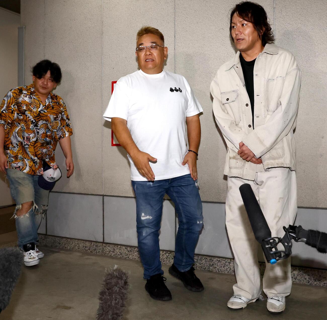ラジオ放送を終え取材を受けるサンドウィッチマンの伊達みきお（中央）。左は冨沢たけし、右は狩野英孝（撮影・黒川智章）